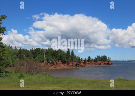 Scenario mozzafiato su una perfetta giornata estiva lungo la fascia costiera di auto a sud di Porto Charlottetown a Rocky Point, Prince Edward Island, Canada Foto Stock