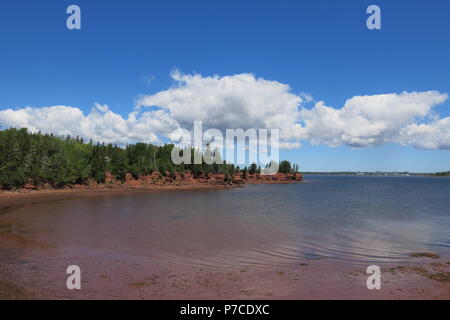 Scenario mozzafiato su una perfetta giornata estiva lungo la fascia costiera di auto a sud di Porto Charlottetown a Rocky Point, Prince Edward Island, Canada Foto Stock