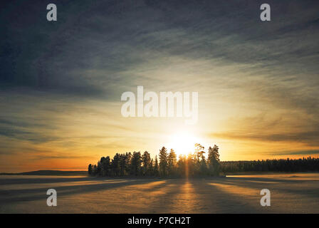 Lago Vuontisjärvi in Muonio, Lapponia, Finlandia Foto Stock