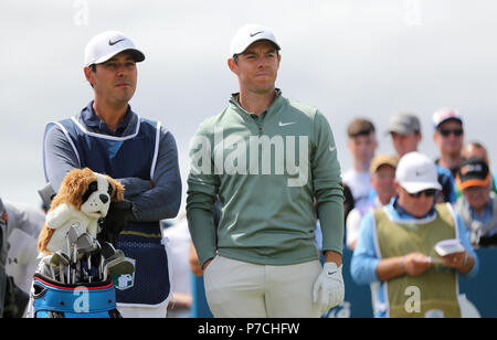 In Irlanda del Nord la Rory McIlroy (destra) indagini il secondo raccordo a t durante il giorno uno del Dubai Duty Free Irish Open a Ballyliffin Golf Club. Foto Stock