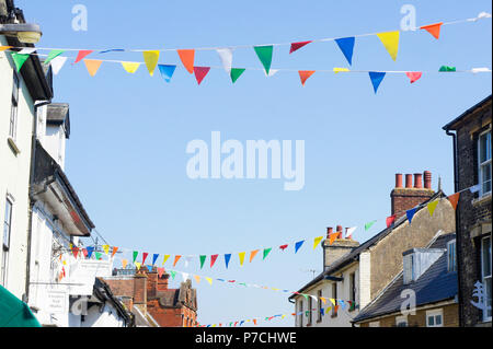 Bunting colorati Bandiere su una strada in Bury St Edmunds, Regno Unito Foto Stock