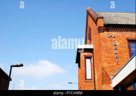 Bury St Edmunds, Regno Unito - 15 Maggio 2018: l'esterno della biblioteca pubblica in Bury St Edmunds, Regno Unito Foto Stock