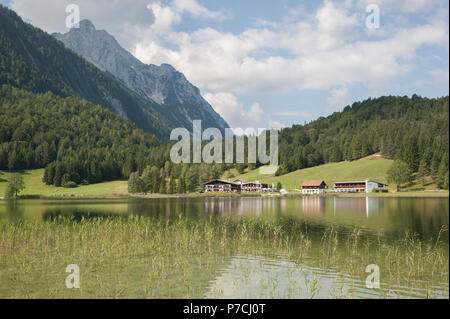 Montagna Lago lautersee, mittenwald, montagne del Wetterstein, montagne Karwendel, Garmisch - Partenkirchen, werdenfelser land, Alta Baviera, alpi, Baviera, Germania Foto Stock