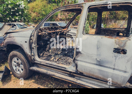 Auto bruciata da incidente nella posta indesiderata del veicolo Foto Stock