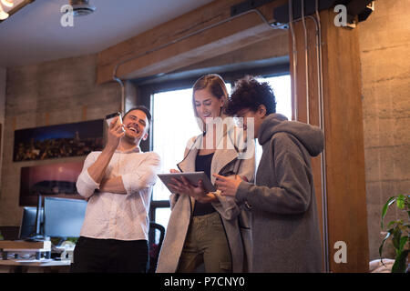 Colleghi di lavoro utilizzando tavoletta digitale Foto Stock