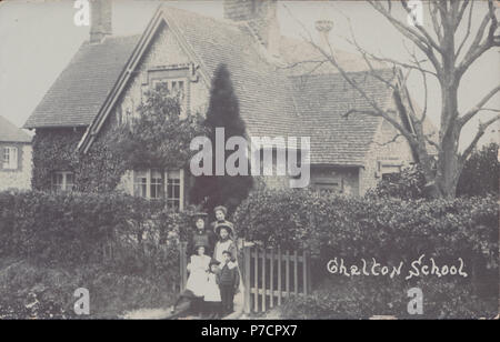 Vintage fotografia reale dei bambini e la loro insegnante al di fuori della scuola Chalton, Hampshire, Inghilterra, Regno Unito Foto Stock