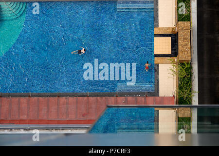 Visione di 2 nuotatori da sopra Foto Stock