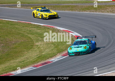 Porsche 911 GT3 R, la Mercedes-AMG Gt3, Nuerburgring, 24h Nuerburgring, motorsports, Eifel, Renania-Palatinato, Germania, Europa Foto Stock