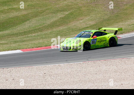 Porsche 911 GT3 R, Nuerburgring, 24h Nuerburgring, motorsports, curve curbes, corse, Eifel, Renania-Palatinato, Germania, Europa Foto Stock