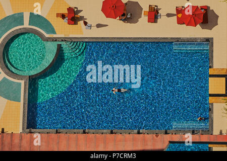 Visione di 2 nuotatori da sopra Foto Stock