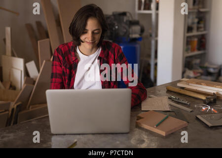 Femmina con saldatrice portatile a scrivania Foto Stock
