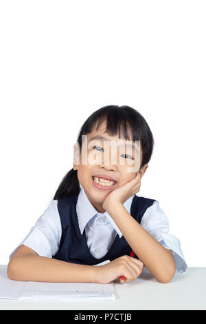 Asian Little Chinese ragazza sorridente con la mano sul mento in isolati di sfondo bianco Foto Stock