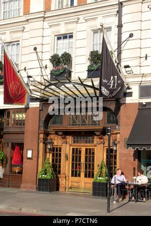 L'ingresso per un 5 stelle, hotel boutique di lusso 41 su Buckingham Palace Road,Victoria,Londra che è parte della Red Carnation Hotel Collection Foto Stock