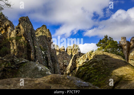 Hanging Rock - sacra roccia vulcanica formazione in Macedon Ranges, Melbourne, Australia Foto Stock