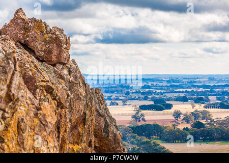 Hanging Rock e la campagna in Macedon Ranges, Melbourne, Australia Foto Stock