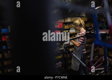 Meccanico femmina il lavoro in officina Foto Stock