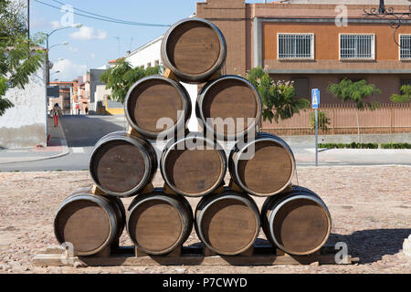 In botti di legno per il vino, posti in una piramide Foto Stock