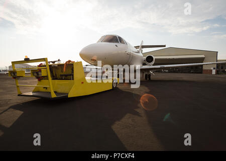 Jet Privato con il carrello in corrispondenza del terminale Foto Stock