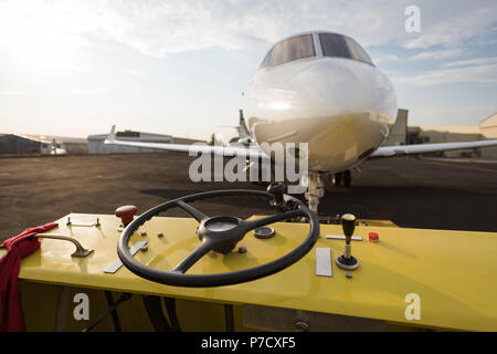 Jet Privato con il carrello in corrispondenza del terminale Foto Stock