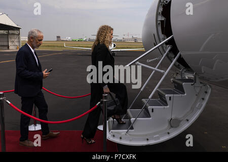 Gli imprenditori di salire a bordo di un jet privato Foto Stock