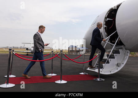 Gli imprenditori di salire a bordo di un jet privato Foto Stock