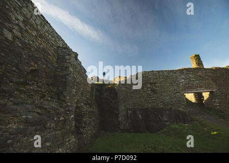 Escursionista maschio in piedi alla campagna Foto Stock