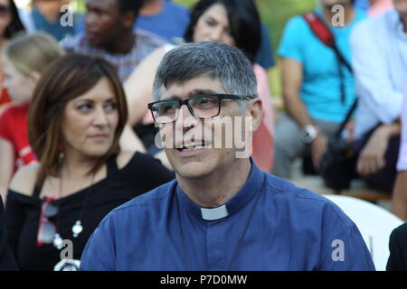 Casale di Principe, Italia. 04 Luglio, 2018. ' Festival dell'impegno civile', in occasione della "su Peppe Diana' premio, il sacerdote della Camorra vittima nel confiscati asset chiamato "Casa Don Diana".Nella foto Padre Maurizio Patriciello, sacerdote Credito: Salvatore Esposito/Pacific Press/Alamy Live News Foto Stock