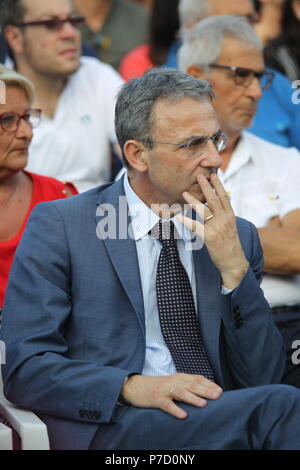 Casale di Principe, Italia. 04 Luglio, 2018. ' Festival dell'impegno civile', in occasione della "su Peppe Diana' premio, il sacerdote della Camorra vittima nel confiscati asset chiamato "Casa Don Diana".Nella foto Sergio Costa, ministro dell'Ambiente e della Tutela del Territorio e del Mare ( ministro dell' ambiente) Credito: Salvatore Esposito/Pacific Press/Alamy Live News Foto Stock