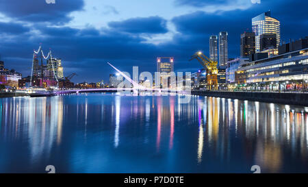 Vista panoramica su Puerto Madero durante il crepuscolo. Buenos Aires, Argentina. Foto Stock