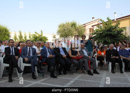 Casale di Principe, Italia. 04 Luglio, 2018. ' Festival dell'impegno civile', in occasione della "su Peppe Diana' premio, il sacerdote della Camorra vittima nel confiscati asset chiamato "Casa Don Diana".Nella foto un momento della manifestazione " Festival dell'impegno civile', in occasione della "su Peppe Diana' premio, il sacerdote della Camorra vittima nel confiscati asset chiamato "Casa Don Diana" Credito: Salvatore Esposito/Pacific Press/Alamy Live News Foto Stock