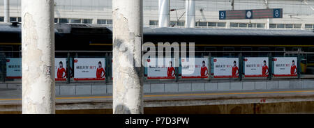 Air China poster su cartelloni a Dandong stazione ferroviaria, Cina Foto Stock