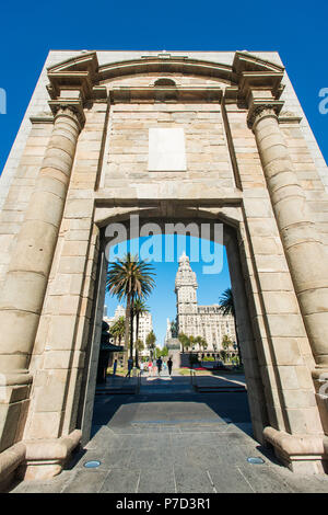 Città storica di gate, Puerta de la Ciudadela, dietro il Palacio Salvo, Plaza de la Independencia, Montevideo, Uruguay Foto Stock