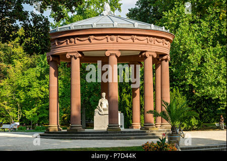 Tempio Rotondo con la scultura in marmo della dea Hygieia da Hans Dammann, Elisabethenbrunnen, spa garden Foto Stock