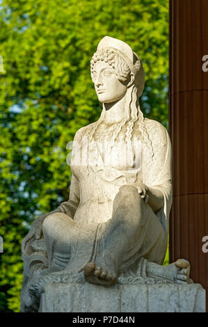 La scultura in marmo della dea Hygieia da Hans Dammann, tempio rotondo a Elisabethenbrunnen, spa garden Foto Stock