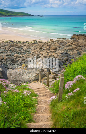 Fasi di collina che conduce alla bella spiaggia di St Ives, Cornwall, Regno Unito Foto Stock