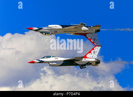 In questa foto il n. 5 e n. 6 aeromobili di U. S. Air Force aria squadrone di dimostrazione (Thunderbirds) eseguire la 'Calypso Pass' manovra. Foto Stock