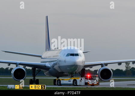 Lufthansa, Airbus A340-600, a spingere indietro il carrello, crepuscolo, Aeroporto di Monaco di Baviera, Baviera, Baviera, Germania Foto Stock