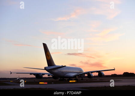 Lufthansa, Airbus A380-800, il rullaggio sulla pista nord, tramonto, Aeroporto di Monaco di Baviera, Baviera, Baviera, Germania Foto Stock