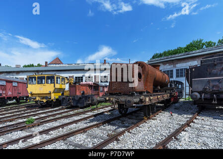 Varie locomotive e un arrugginito scafo di una locomotiva a vapore nella parte anteriore di un roundhouse, bavarese Museo Ferroviario Nördlingen Foto Stock