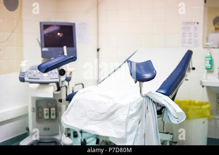 Blu navy sedia ginecologica con monitor ad ultrasuoni in ospedale Foto Stock