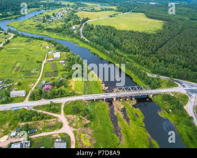 Vista panoramica del fiume Vazhinka e ponte nel villaggio Kurpovo, regione di Leningrado, Russia. Foto Stock