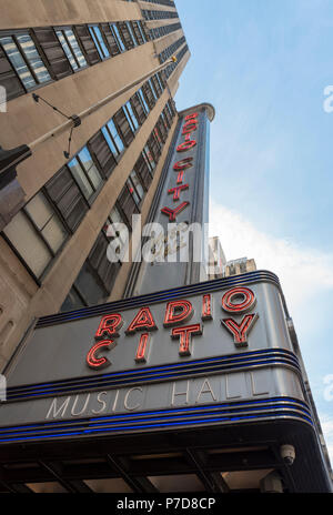 Radio City Music Hall al Rockefeller Center nel centro di Manhattan, New York, Stati Uniti d'America Foto Stock