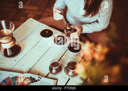 Coppettazione caffè nella bella casa Foto Stock