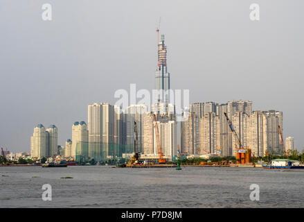 La costruzione di un grattacielo e torri residenziali sulle rive del Fiume Saigon, Ho Chi Minh City, Vietnam. Foto Stock