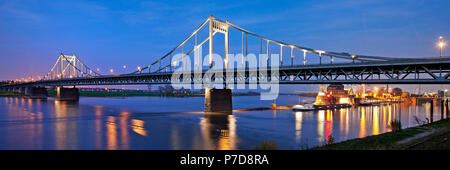 Ponte sul Reno tra Duisburg-Mündelheim Krefeld-Uerdingen e con il porto sul Reno in serata, Krefeld Foto Stock