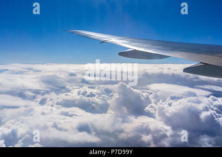 Volo sopra il cielo. Forma dell'ala di aeroplano su un cielo blu. Foto Stock
