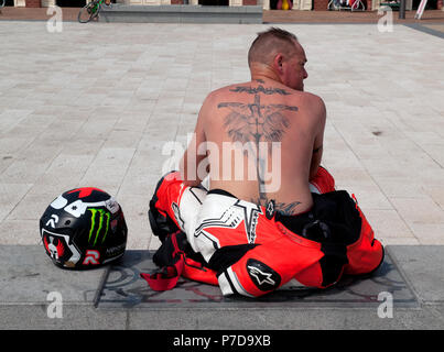 Un tatuato biker riposa in Brighton Foto Stock