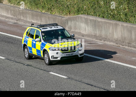 Polizia BMW X5 Xdrive30D AC Auto 'TAC Ops' Divisione operazioni tattiche sull'autostrada M6 a Lancaster, Regno Unito Foto Stock