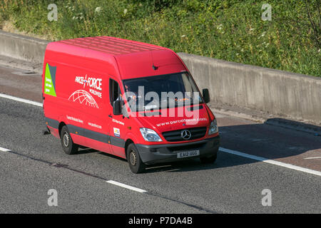 Forza di pacchi consegnare van spedizioni merci, il trasporto pesante camion di consegna sulla M6 a Lancaster, Regno Unito Foto Stock