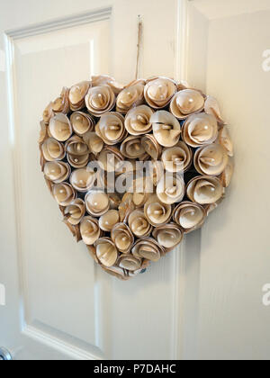 In legno intagliato fiori formata in forma di cuore per porta appeso Foto Stock